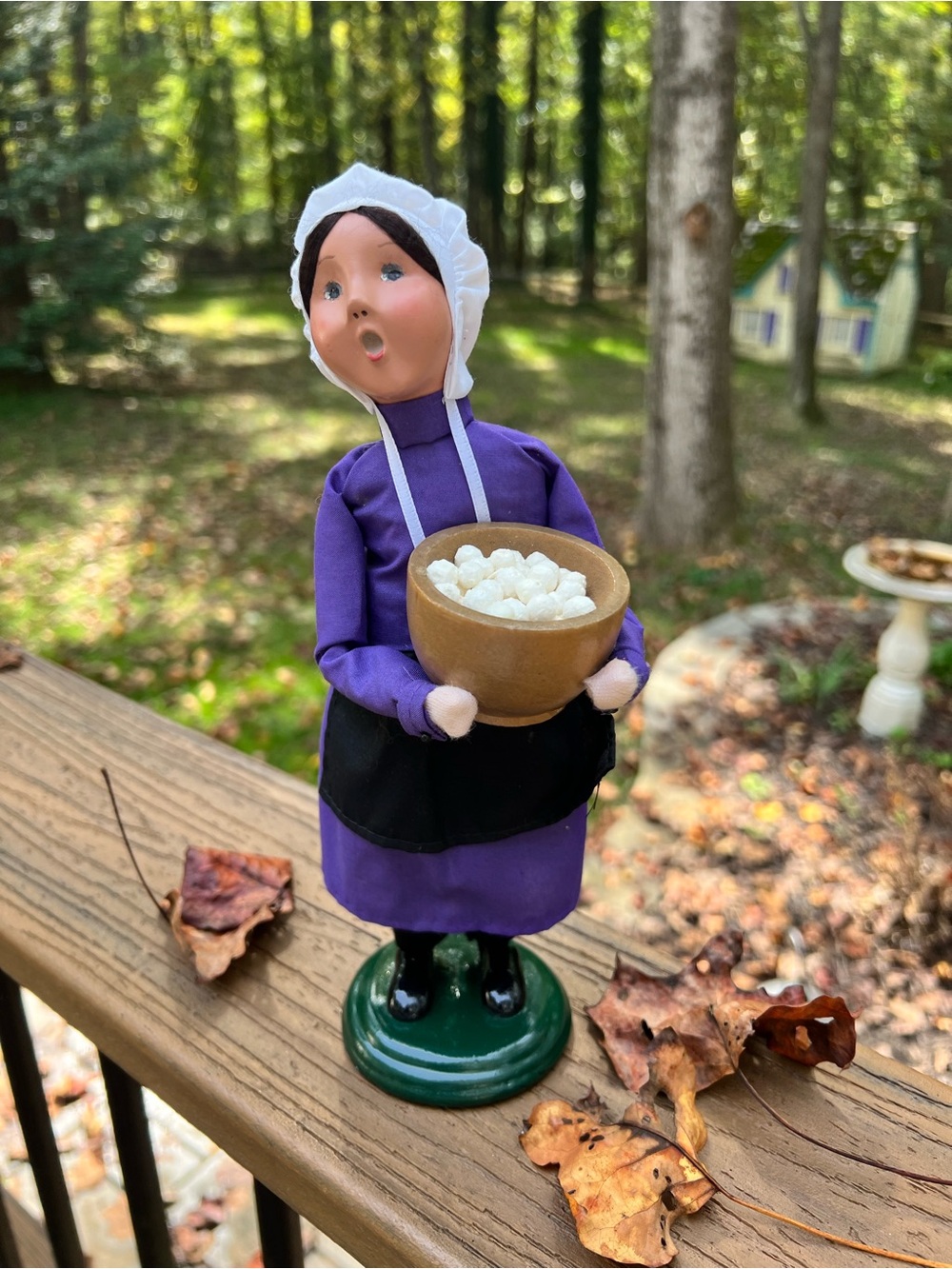 Byers’ Choice Amish Girl With a Popcorn Bowl, 2007 Limited Edition. Signed.